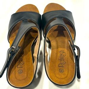 Refresh black sandals Velcro closure women’s size 6.5 EUC